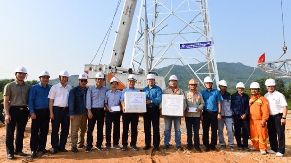 Công đoàn Điện lực Việt Nam, Công đoàn EVNNPT tặng quà động viên các đơn vị tham gia thi công Dự án đường dây 500kV mạch 3 đoạn Quảng Trạch - Quỳnh Lưu Ảnh: Thành Vinh